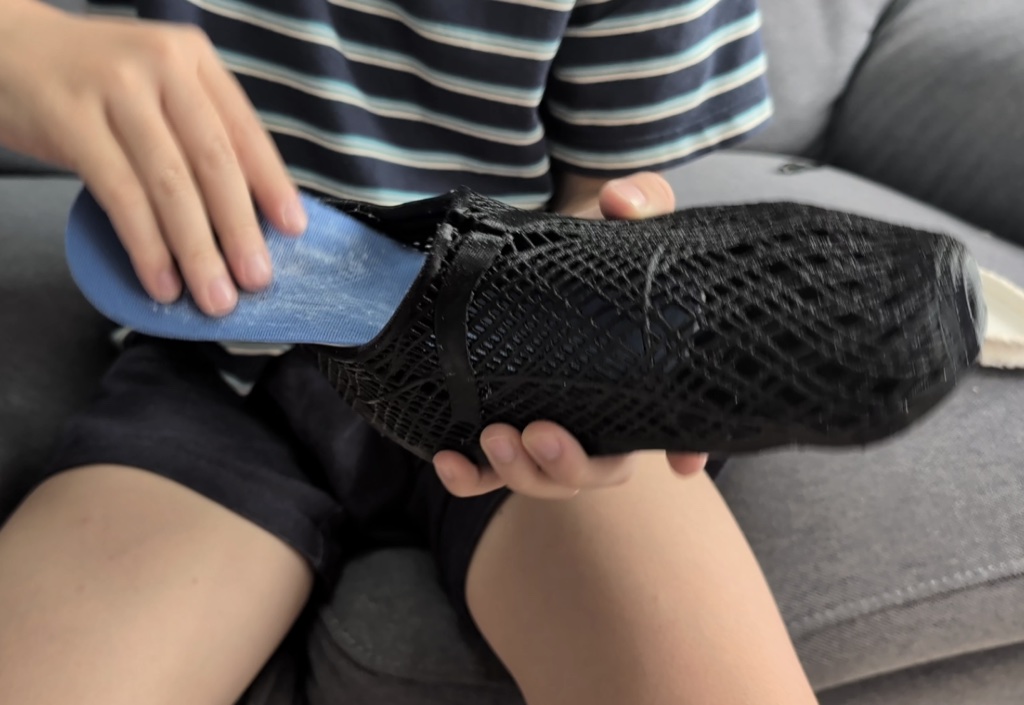 Fitting an insole into the printed upper