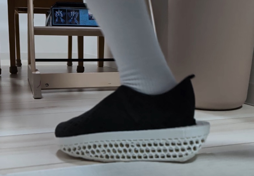 Slow-motion side view of the K-Dash sole carrying Kanata's weight