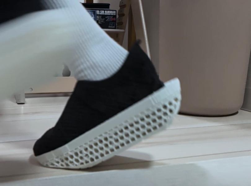 Slow-motion side view of the K-Dash sole as the foot pushes off